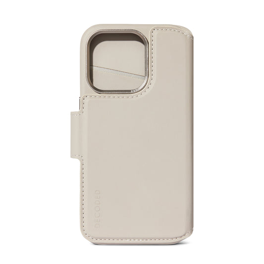 Decoded Lommebokdeksel i skinn med MagSafe til iPhone 15 Pro Max - Clay