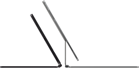To Magic Keyboard i stellarsvart og sølv festet til iPad Pro med baksidene mot hverandre