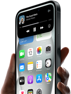 En hånd holder en iPhone 15, Dynamic Island viser informasjon om hvor bilskyssen er.