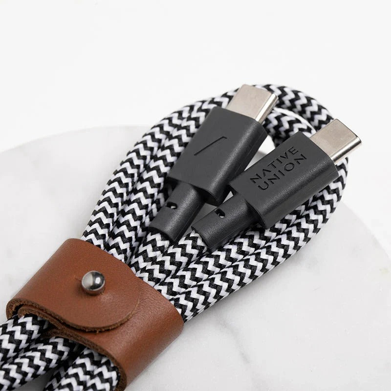 Nærbilde av USB-C-kontaktene og skinnspennen på Native Union Belt-kabelen